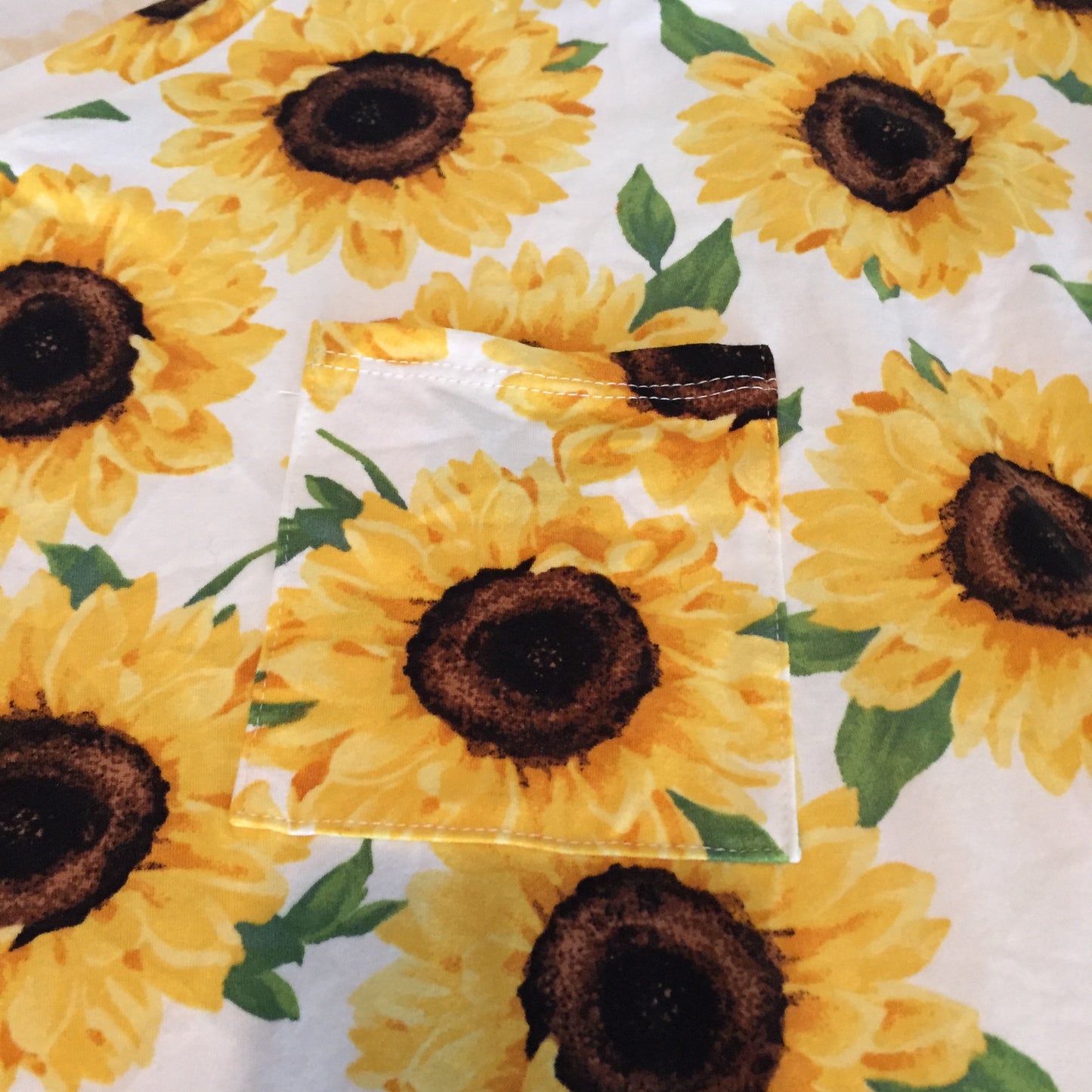 WHITE SUNFLOWER PRINT W/ BUST POCKET PLUS SIZE